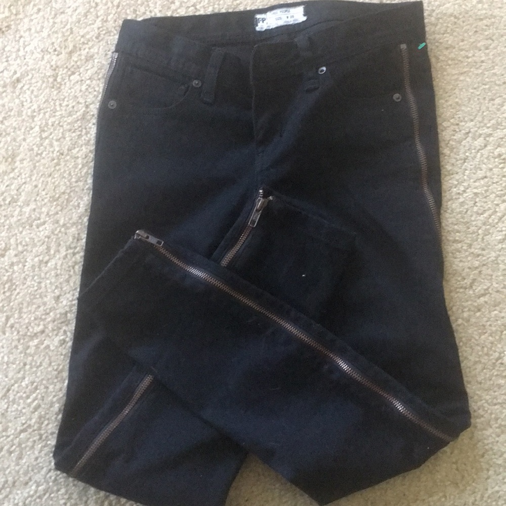 Black zipper jeans